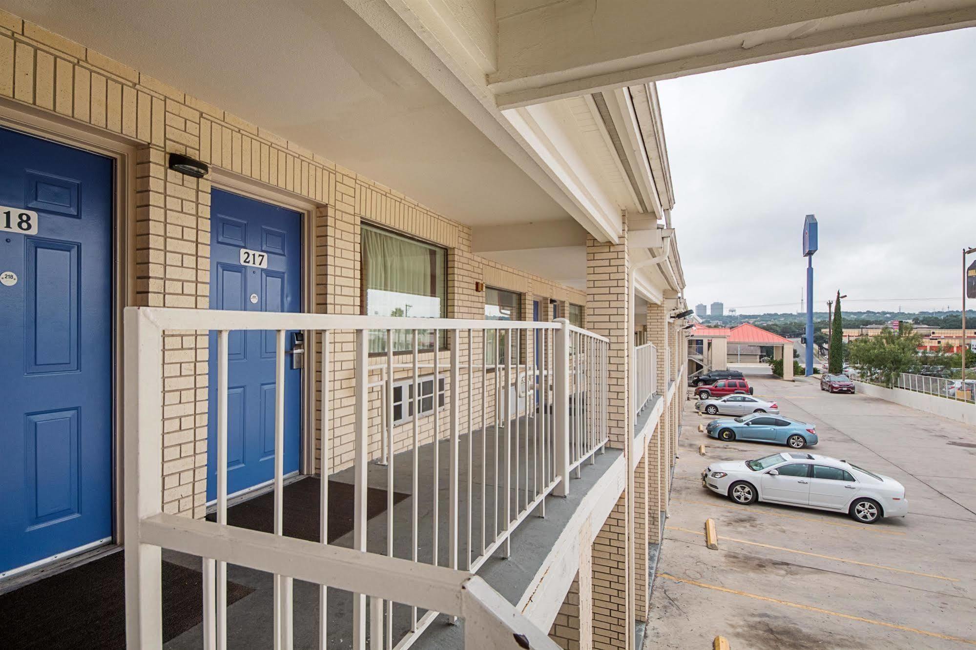 Motel 6-San Antonio, Tx - Fiesta Trails מראה חיצוני תמונה