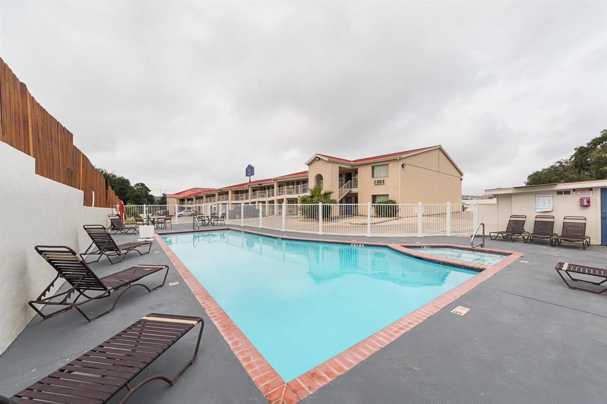 Motel 6-San Antonio, Tx - Fiesta Trails מראה חיצוני תמונה